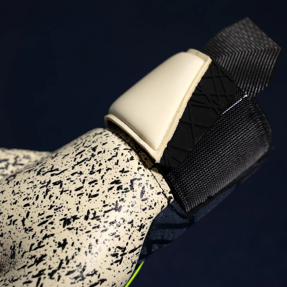Uhlsport Torwarthandschuhe Prediction Supergrip + Finger Surround - Image 5